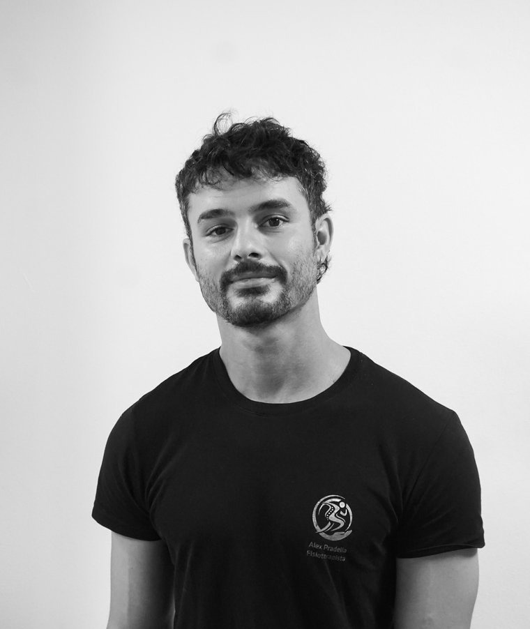 Alex Pradella, fisioterapista, nel suo studio